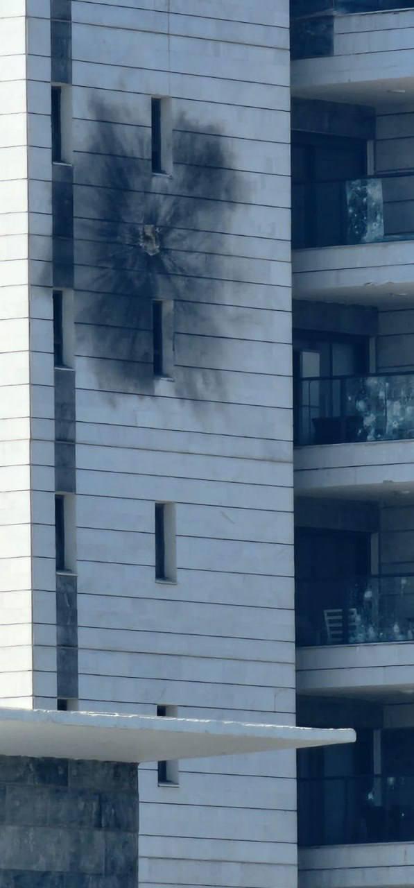 بالفيديو- إصابة مباشرة لمبنى سكني بمسيرة انقضاضية في نهاريا